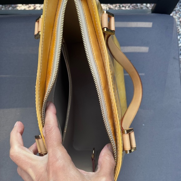 100% Authentic
Louis Vuitton Gold and Tan Houston Vernis - Picture 14 of 14